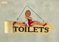 मजेदार मोटी लेडी टॉयलेट दिशा संकेत सजावटी Polyresin मूर्ति दीवार हैंगिंग साइन