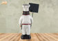 लकड़ी के चॉकबोर्ड के साथ सजावटी मोटी बावर्ची प्रतिमा पोलिरेसिन फ्रांसीसी बावर्ची मूर्ति