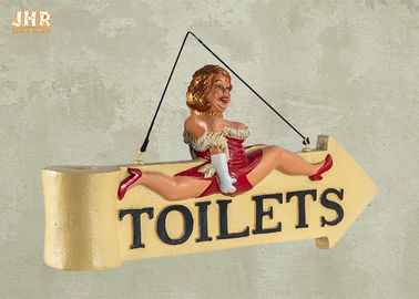 मजेदार मोटी लेडी टॉयलेट दिशा संकेत सजावटी Polyresin मूर्ति दीवार हैंगिंग साइन